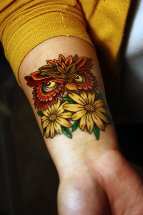 点击大图看下一张：手腕处漂亮的猫头鹰花朵纹身