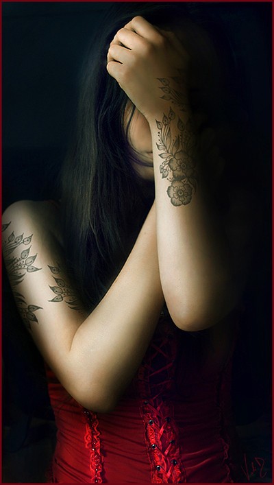 点击大图看下一张：女性手臂花朵图腾纹身