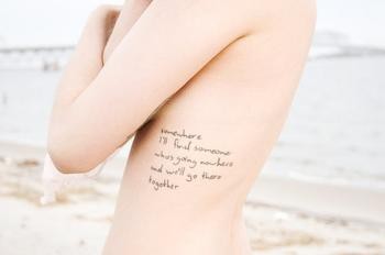 点击大图看下一张：女性腰部漂亮的英文纹身