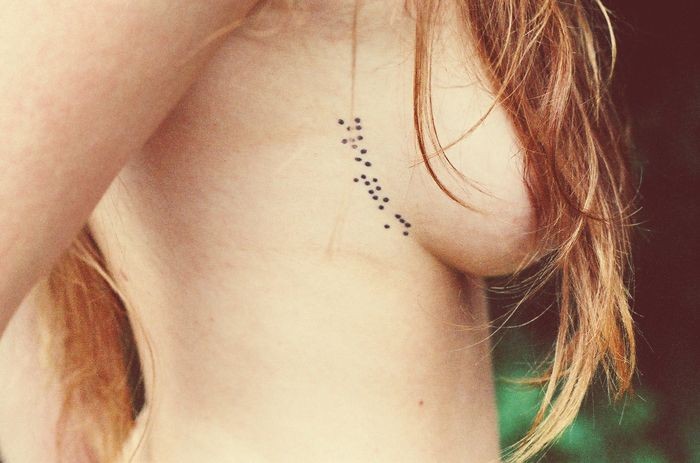 点击大图看下一张：女性胸部小小的刺青点纹身