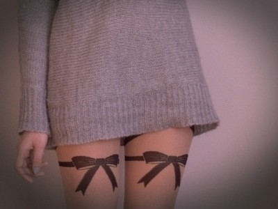 点击大图看下一张：女性腿部黑白蝴蝶结可爱刺青