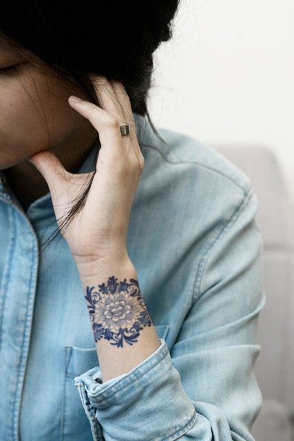 点击大图看下一张：女性手腕个性的花朵纹身