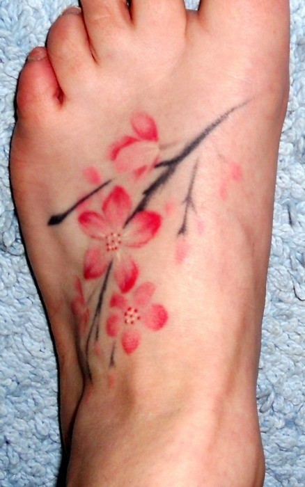 点击大图看下一张：脚背好看的梅花纹身