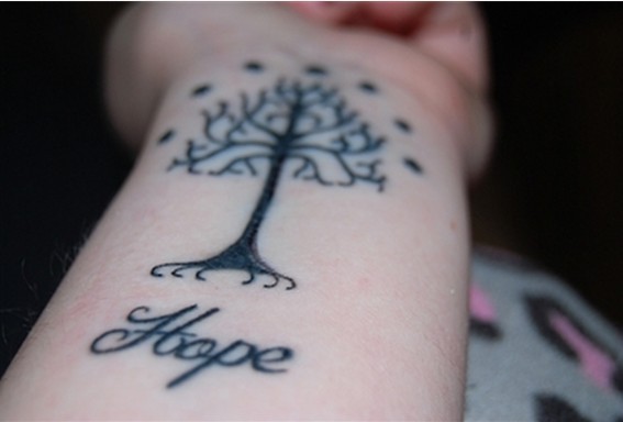 点击大图看下一张：女性手臂树木刺青