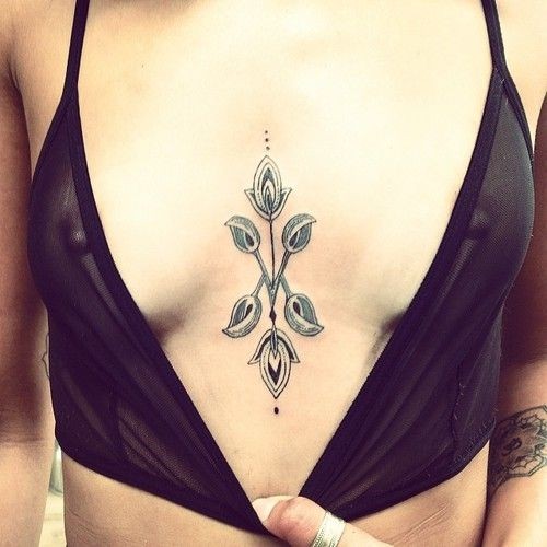 点击大图看下一张：女性胸部小树叶纹身