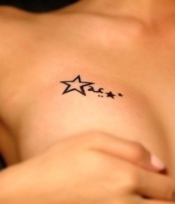 点击大图看下一张：女性胸部星星纹身