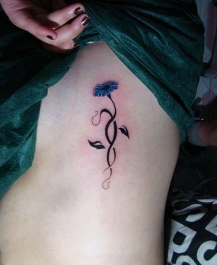 点击大图看下一张:女性手臂植物刺青