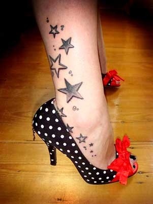 点击大图看下一张：脚踝处漂亮的星星纹身