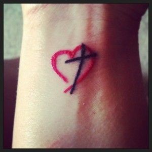 点击大图看下一张：手腕上小小的的爱心十字架纹身