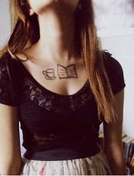 文艺范的女性胸前刺青