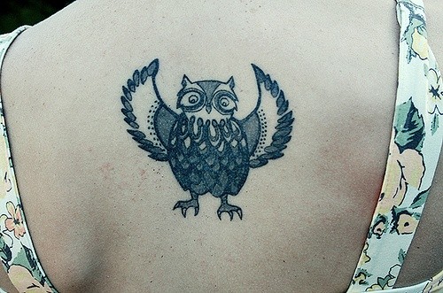 点击大图看下一张：女性背部创意猫头鹰纹身