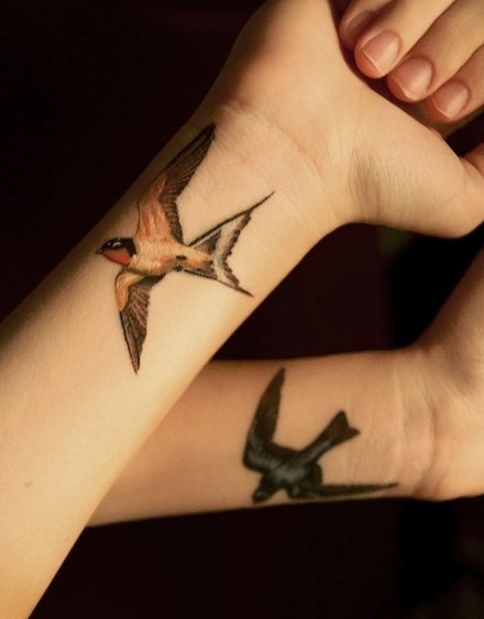 点击大图看下一张：女性双臂燕子刺青