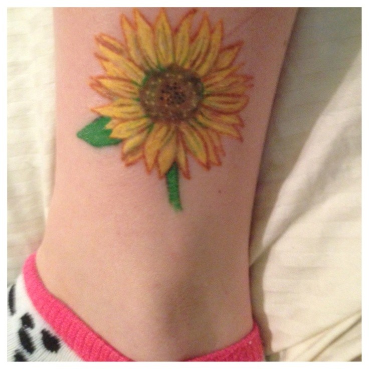 点击大图看下一张：女生脚踝部漂亮的向日葵纹身