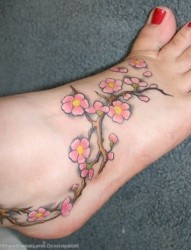 女性脚背好看的梅花纹身
