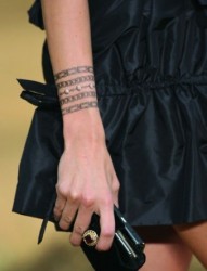 时尚女性手臂独特手链刺青