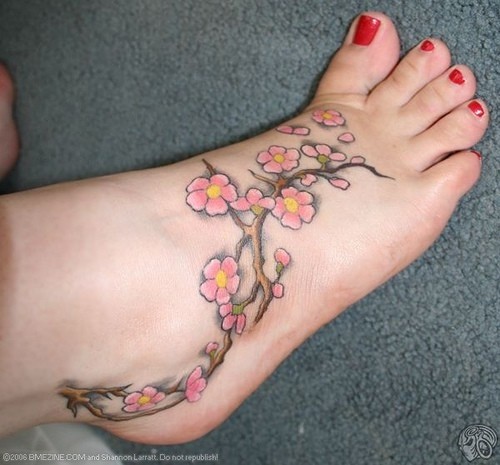 点击大图看下一张：女性脚背好看的梅花纹身