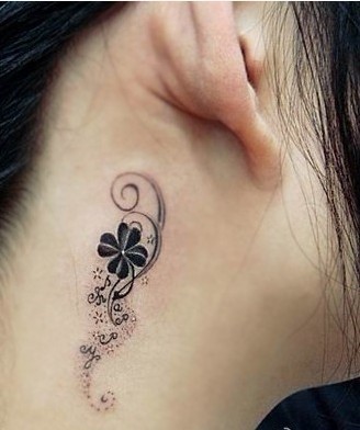 点击大图看下一张：女性耳部漂亮刺青
