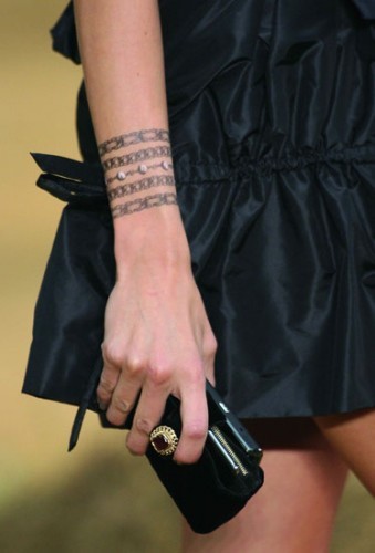 点击大图看下一张：时尚女性手臂独特手链刺青