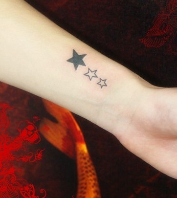 点击大图看下一张：女性手腕上的星星刺青