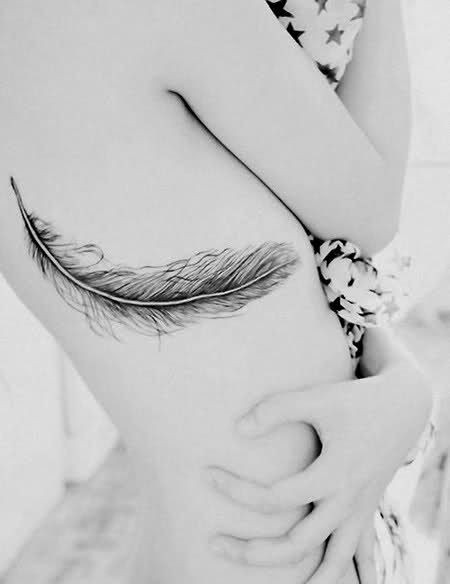 点击大图看下一张：欧美女性肋部漂亮的羽毛纹身