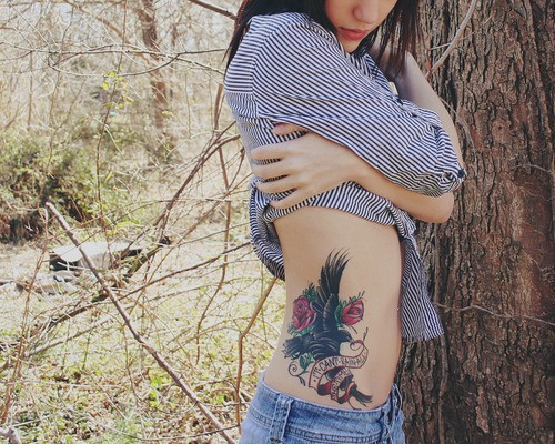 点击大图看下一张：女性腰部玫瑰妖娆刺青