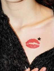 女性胸前独特红唇性感刺青