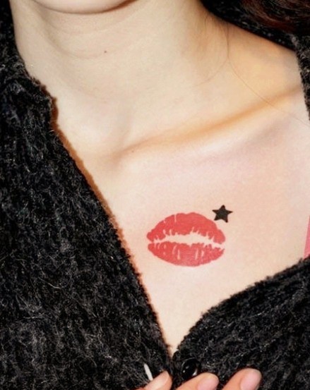 点击大图看下一张：女性胸前独特红唇性感刺青