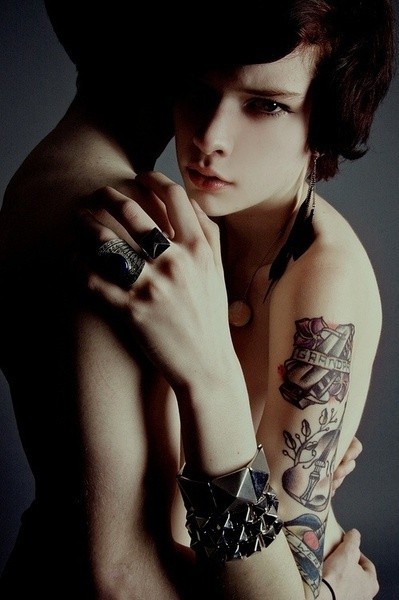 点击大图看下一张：欧美女性手臂彩色图腾独特纹身