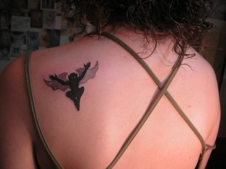点击大图看下一张：女性背部独特3D蝙蝠侠黑白纹身