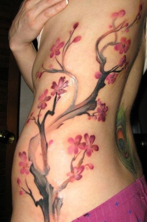 点击大图看下一张：女性腰部唯美的水墨梅花纹身