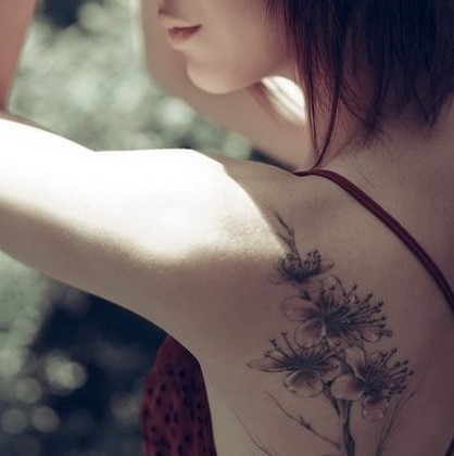 点击大图看下一张：女性背部梅花刺青