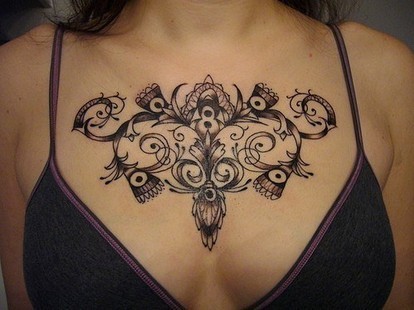 点击大图看下一张：女性胸部性感的纹身