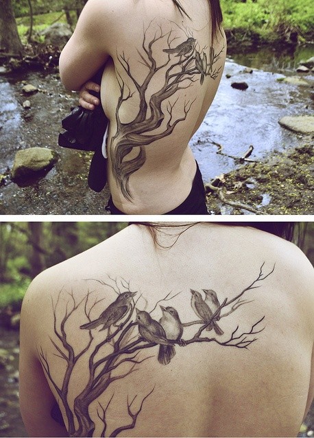点击大图看下一张：欧美女性背部素色大树纹身