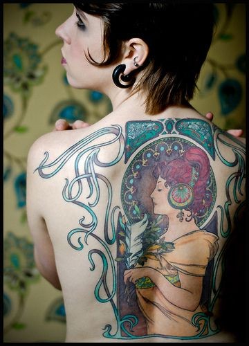 点击大图看下一张：女性背部时尚漂亮的美女纹身