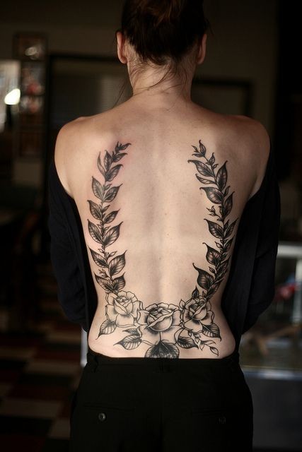 点击大图看下一张：背部好看的花朵纹身