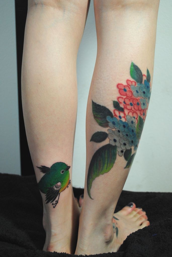 点击大图看下一张：小腿部漂亮好看的花朵小鸟纹身