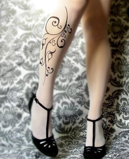 点击大图看下一张：女性腿部花藤刺青