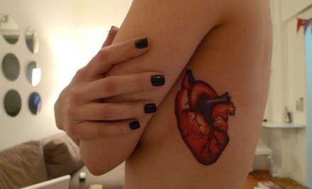 点击大图看下一张：女性腰部彩色心脏刺青
