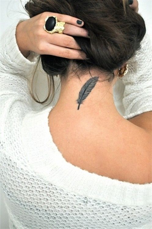点击大图看下一张：女性颈部小小的羽毛纹身