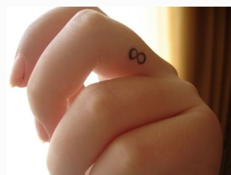 点击大图看下一张：超简单的手指字符刺青