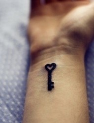 手腕处一把漂亮的爱心钥匙纹身