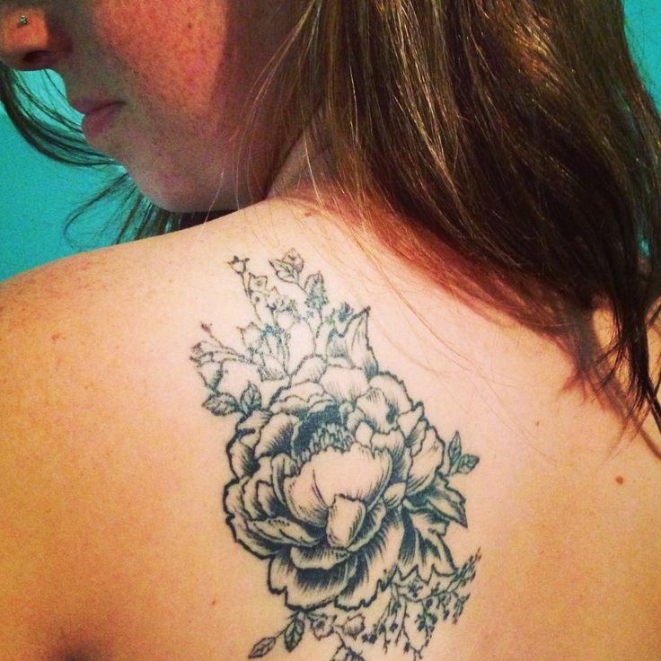 点击大图看下一张：女性背部漂亮的花朵纹身