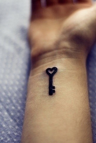 点击大图看下一张：手腕处一把漂亮的爱心钥匙纹身