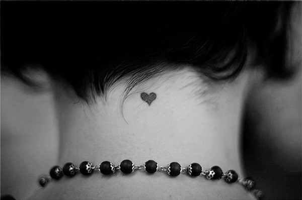 点击大图看下一张：女性刺青图片：颈部的一颗心