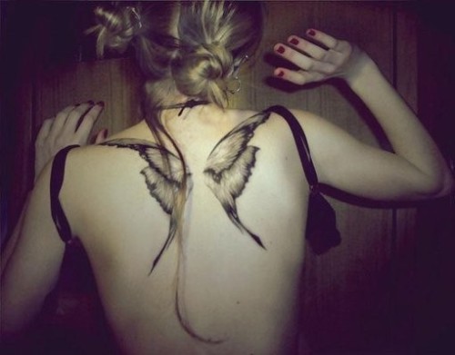 点击大图看下一张：女人的蝴蝶翅膀刺青