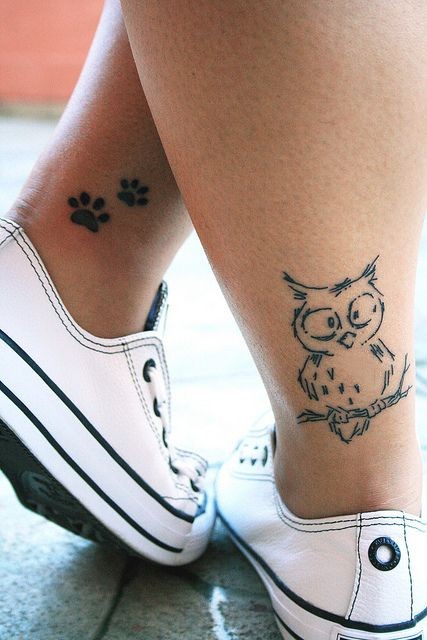 点击大图看下一张：女孩脚部一只可爱的猫头鹰和两只小脚印纹身