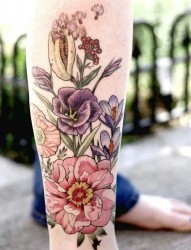 小腿部漂亮的花朵纹身