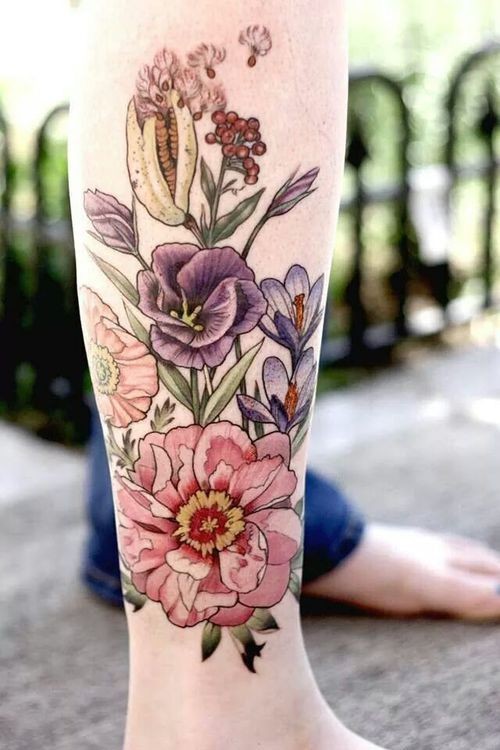 点击大图看下一张：小腿部漂亮的花朵纹身