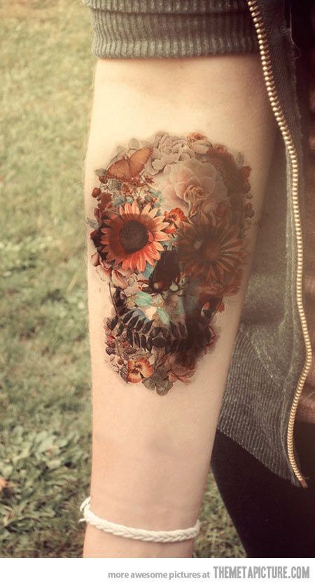 点击大图看下一张：小腿部花朵组合的骷髅头纹身