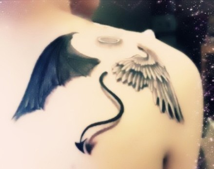 点击大图看下一张：天使和魔鬼，女人肩部创意刺青